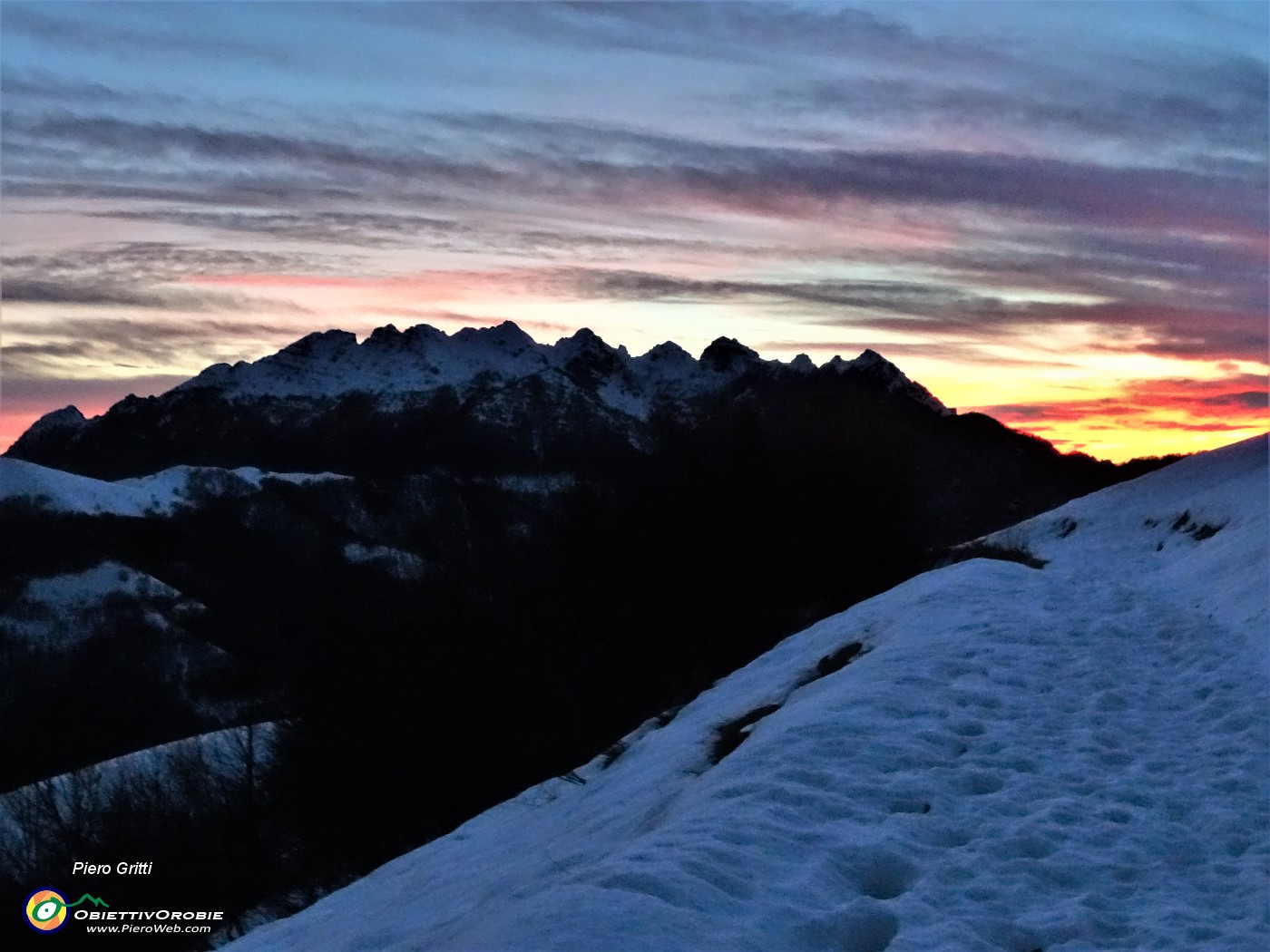 85 Ammirando gli spettacolari colori del tramonto verso il Resegone.JPG